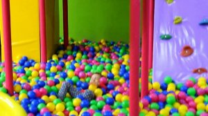 Развлекательный центр  Дитяча Планета Харьков Горки батуты лабиринт  Софийке очень весело