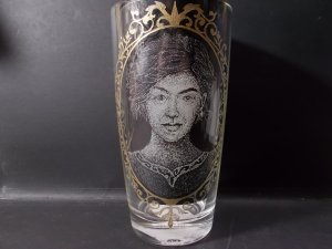 Ручная гравировка портрета с ажурной рамкой,на стакане..