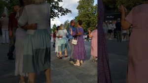 240728 танцы под песню Ой рябина кудрявая белые цветы парк фонтан гармонь гармошка город Орёл
