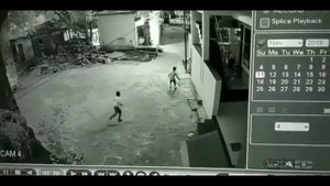 Парень упал с третьего этажа на... своего друга