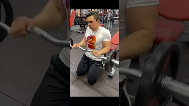 Сгибание EZ-грифа обратным хватом?? смотреть онлайн