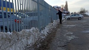 хожу вдоль забора. учусь ходить. реабилитация. тренировка.