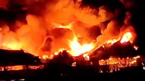 Почти десять часов в Ижевске боролись с мощным пожаром