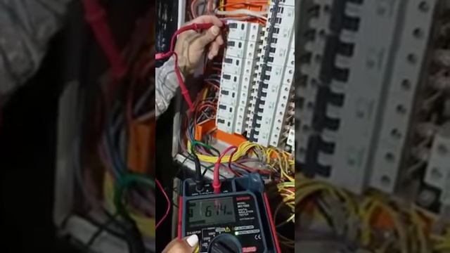 Video del Megado del tablero, los circuitos de alumbrado presentan bajo nivel de aislamiento смотреть онлайн