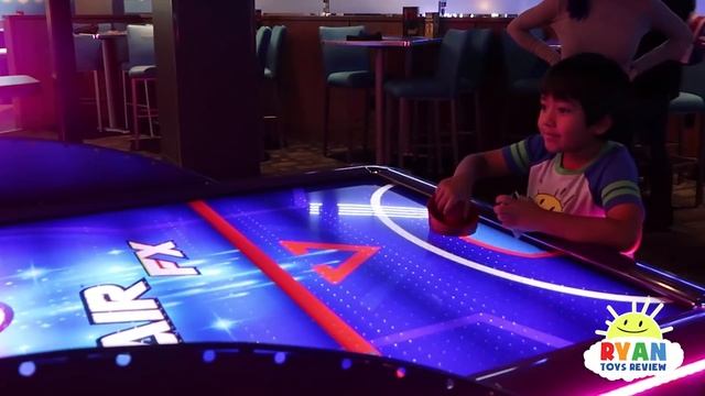 Ryan plays Indoor Games for kids with Elli at Dave and Busters | Make a Wish Edition!! смотреть онлайн