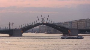 Сведение Дворцового моста   в Петербурге в белую ночь. 1080 HD