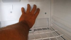 Новых холодильник шумит при работе