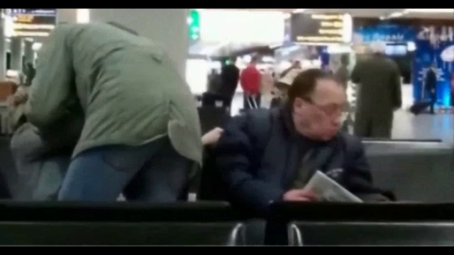 Молодая пара прикололась над спящим