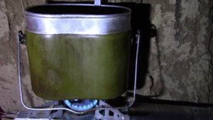 Выживание в степи , выкопал себе землянку и переночевал в ней !