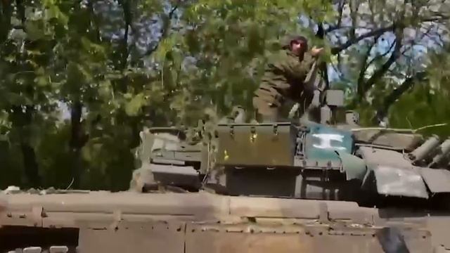 Военнослужащий-медик ССО РФ с позывным «Хаус» оказывает помощь раненому мобилизованному из Калуги.?