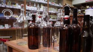 Бугельная бутылка для разных напитков объемом 2 литра