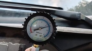 Mercedes-Benz W211, E270, 2.7 CDI замер давления топлива из бака от подкачивающего насоса.