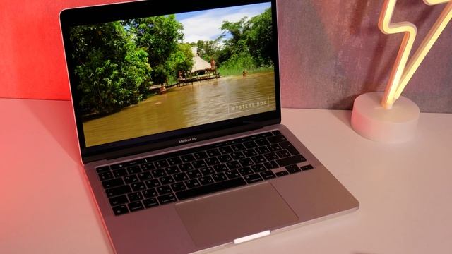 Распаковка Apple MacBook Pro 13 Late 2020. Нужен ли он за свою цену? смотреть онлайн