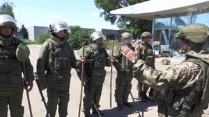 В Мариуполе перед восстановлением саперы разминируют аэропорт
