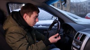 Заблокировался руль и ключ в замке зажигания не поворачивается.  Как завести машину? что делать?