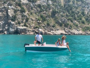 Лодка ЖИВА консольная. С мотором 9,9 нерегистрат. Отличные мореходные качества. Экипаж 4 человека.