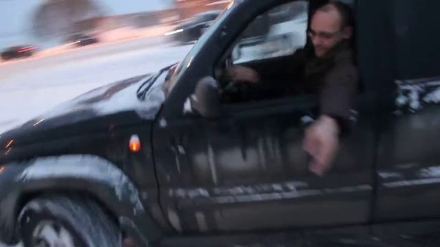Jeep Cherokee KJ хорошо дрифтуется зимой...))) смотреть онлайн