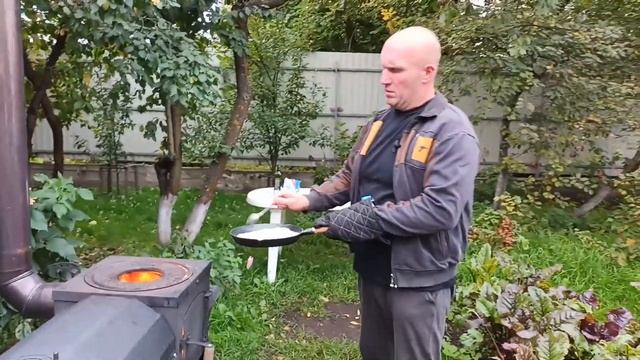 Обжиг и прокаливание новой чугунной сковороды на костре смотреть онлайн