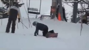 Падения на сноуборде на подъёмнике||Caida snowboarders||Fall snowboarders