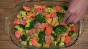 Лосось с брокколи и картофелем в сливочно-чесночном соусе запечённый в духовке.