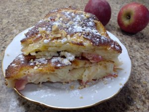 Как приготовить яблочную "Шарлотку"? Замешала, залила, в духовку и готово, вкуснейший десерт к чаю