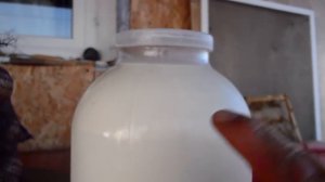 Сколько сливок в банке молока .