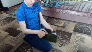 Как сложить толстовку с капюшоном.
