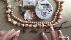 Колье с кулоном из перламутра. Бусы своими руками мастер класс. Сборка украшений.