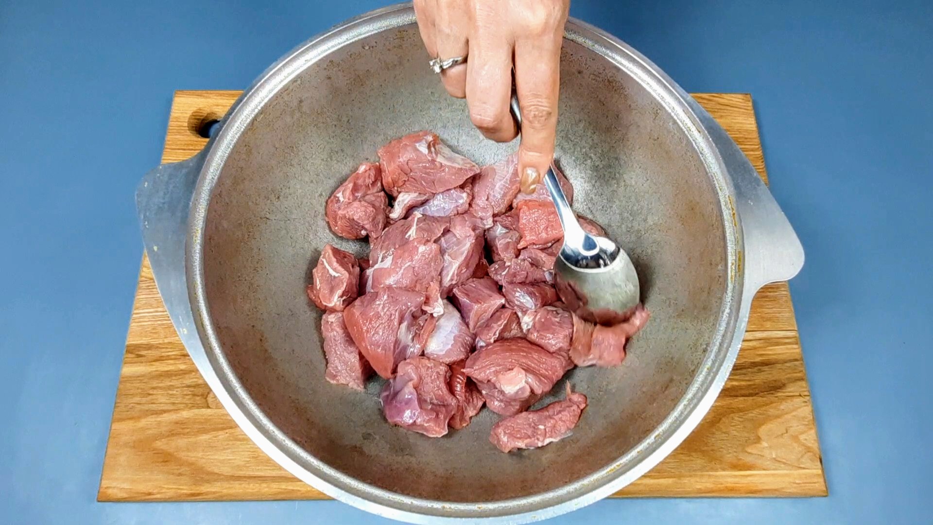 Рецепт приготовления говядины в казане. Мясо в казане. Говядина в казане. Приготовить мясо в казане. Говядина с овощами в казане.