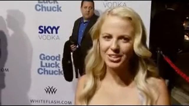 Chelan Simmons Interview @ GLC Premiere смотреть онлайн