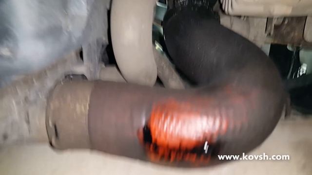 Одна из причин слабого наддува двигателя Mercedes OM651 — неисправность патрубка интеркулера смотреть онлайн