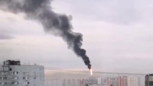 В Москве сильно горит факел НПЗ в Капотне, идёт чёрный дым.