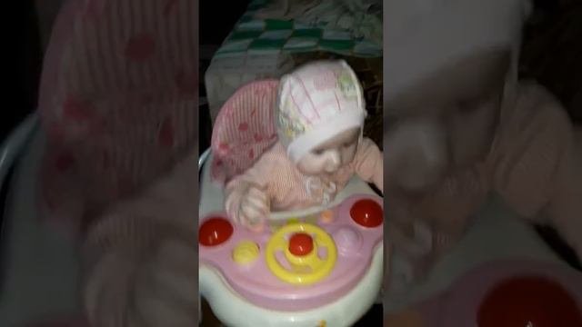 Грудной ребёнок в ходунках в 5 месяцев