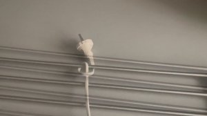 Как развязать узел на сетевом проводе и вытащить вилку.