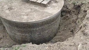 СЕПТИК ИЗ БЕТОННЫХ КОЛЕЦ НЕТ СМЫСЛА делать мастикой швы между кольцами, ХВАТАЕТ НА 2-5 лет