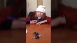 Девушка не как не может поставить подпись/