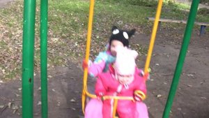 Дети играют на детской площадке, катаются с горки, на качелях и танцуют.