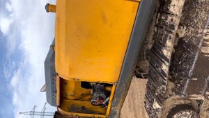 Вот так работает гусеничный экскаватор HYUNDAI 180 с разорванным гидронасосом. Разрыв гидронасоса.