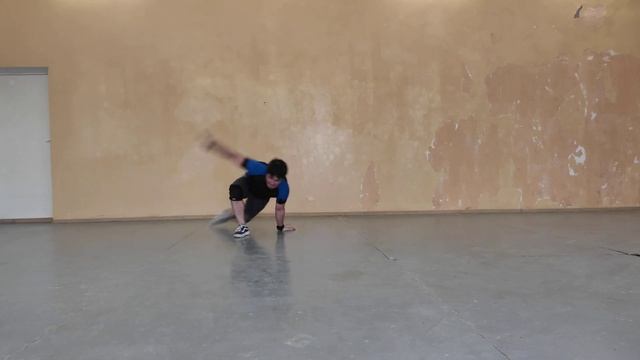 Брейк данс практика.Элемент флай продолжаю нарабатывать и связки с флаем. смотреть онлайн