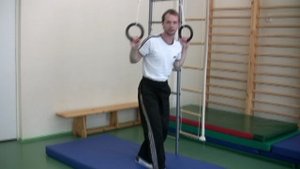 Вис согнувшись ноги врозь на гимнастических кольцах