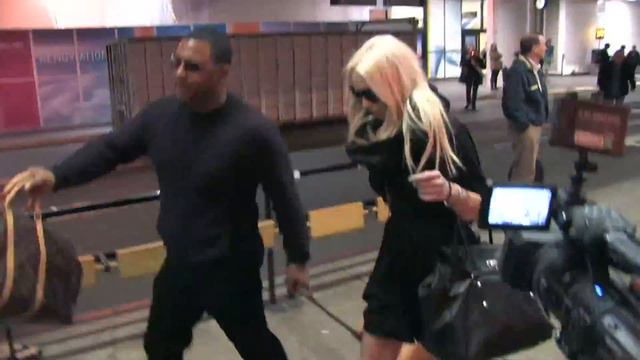 Bleached Blonde Lindsay Lohan Returns From Hawaii With Sister Ali 2012