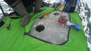 РЫБАЧУ В ПАЛАТКЕ ЗИМОЙ...РЫБАЛКА НА ПЛОТВУ...