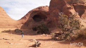 США, Юта. Индейская резервация. Наскальные рисунки и древние дома индейцев.