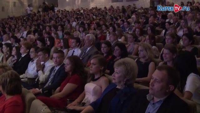 В Курске триумфально прошел Бал медалистов смотреть онлайн