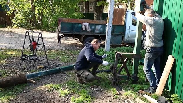 Замена столбов и выравнивание ворот