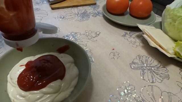 Семейный подряд орудует на кухне. Самые вкусные домашние гамбургеры. смотреть онлайн