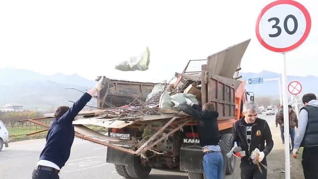 Вдоль автодороги ведущей в посёлок Ленинкент был проведён субботник смотреть онлайн