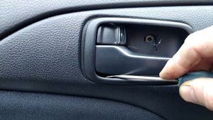 Mitsubishi lancer 9.как разобрать переднюю дверь,снять карточку двери,достать стекло ,где заглушки