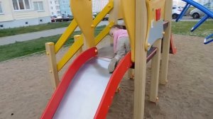 Детская площадка. Маша и Катя играют на площадке. Playground. 遊び場 // 操場