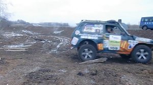 Летающая НИВА берет отвесную стену   Джип триал